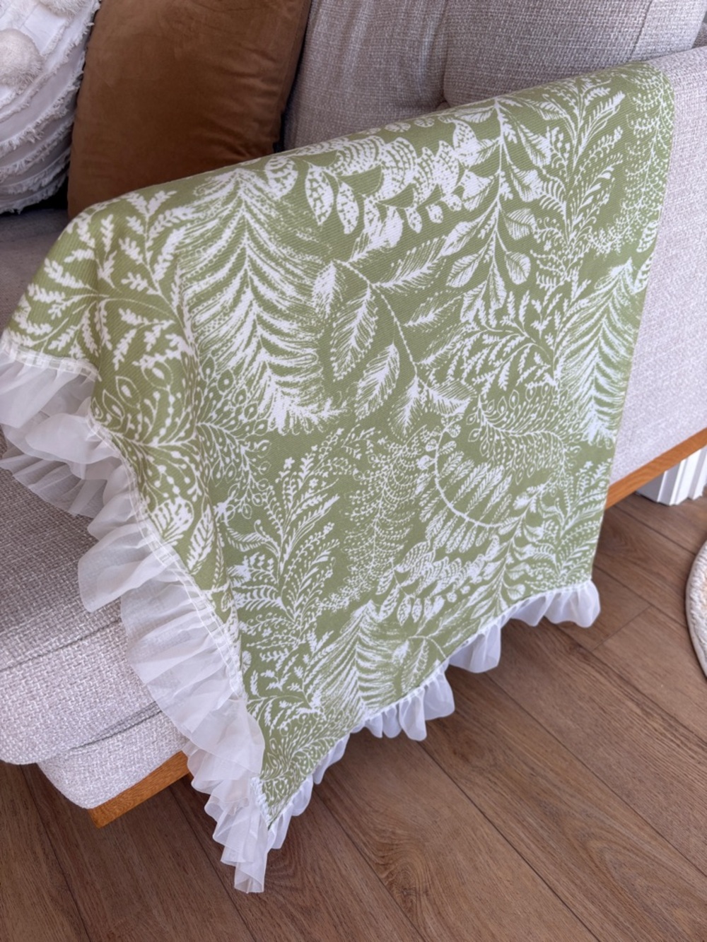 Green Botanical Print Ruffled Tablecloth - Picture 9 of 14